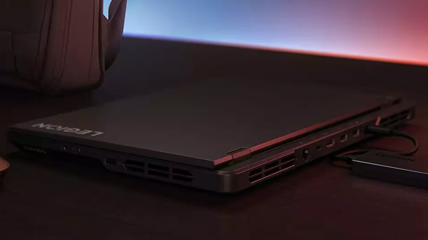 Lenovo Legion PRO 5 na stole připojení k hubu