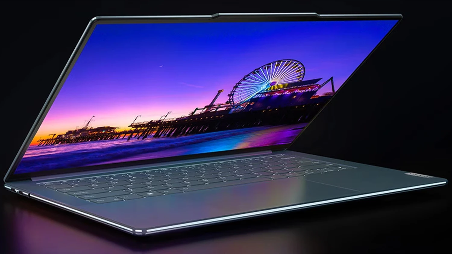 Notebook Lenovo Yoga Slim 7 s obrazem z&aacute;bavn&iacute;ho parku