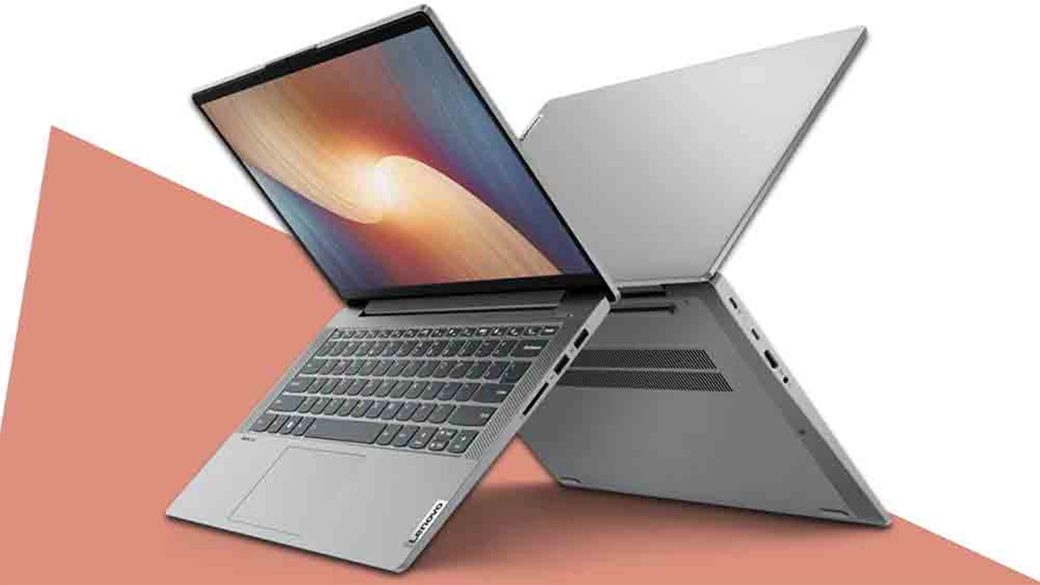 Dva notebooky Lenovo na bielom pozad&iacute; s oranžov&yacute;m prvkom
