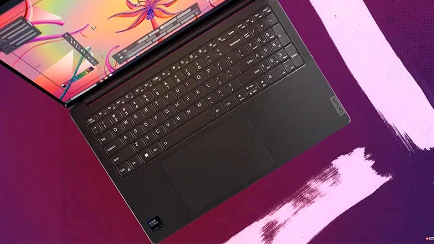 Fialov&eacute; pozadie s notebookom Lenovo, pohľad zhora