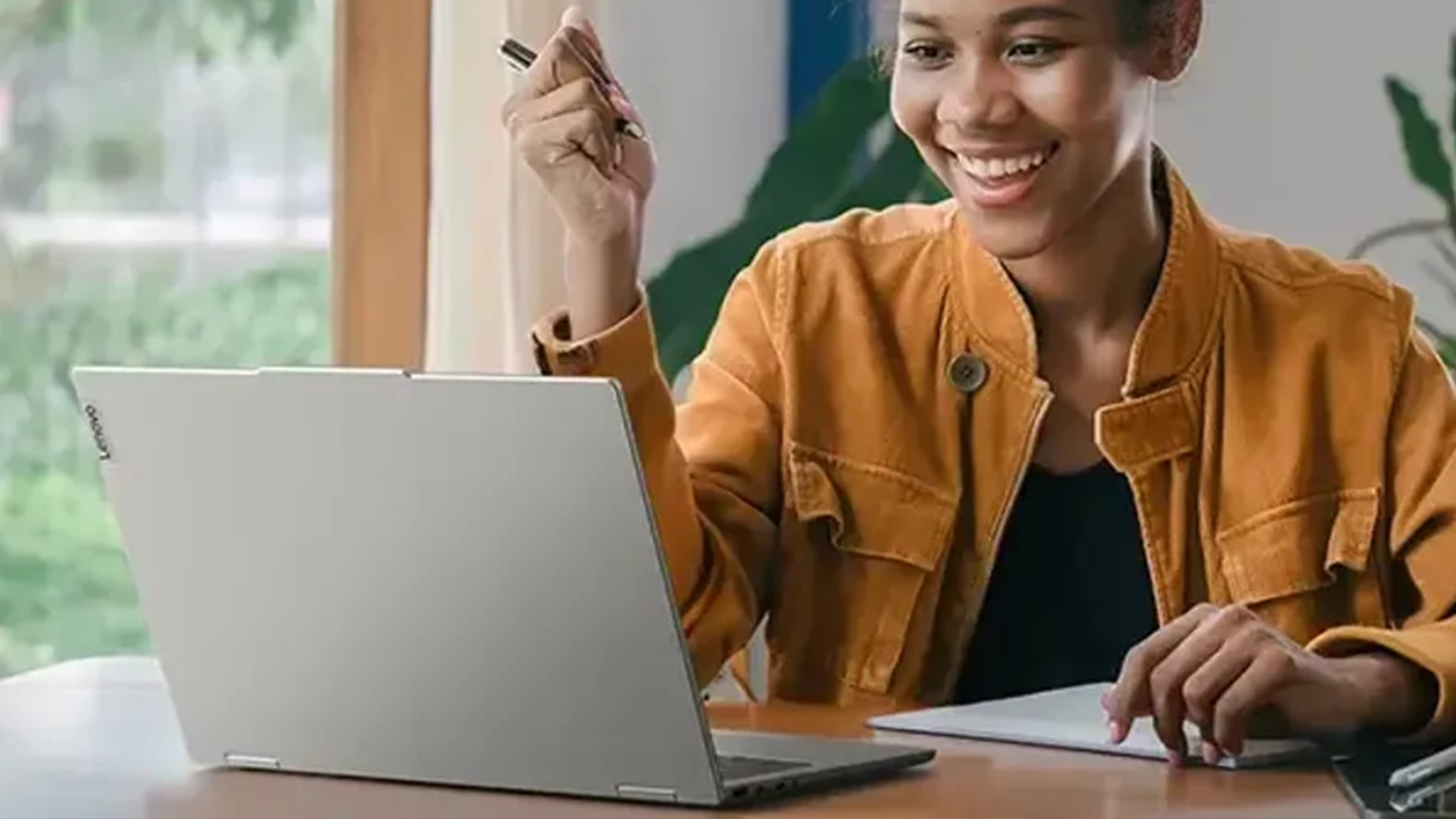 Žena pri videohovore pri stole s notebookom