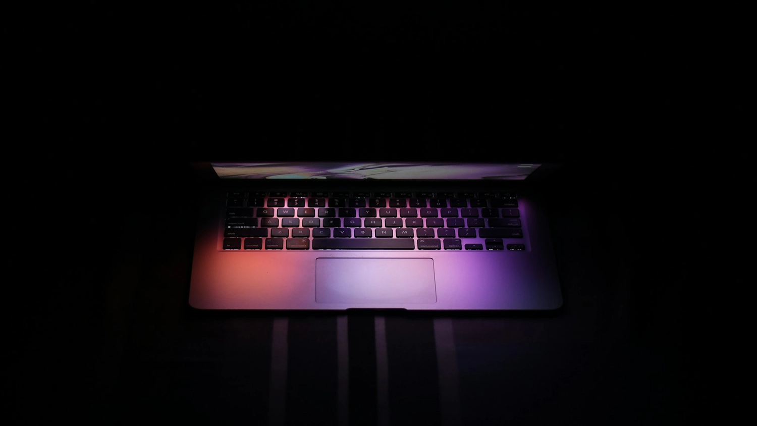 Privret&yacute; notebook v tmavej miestnosti