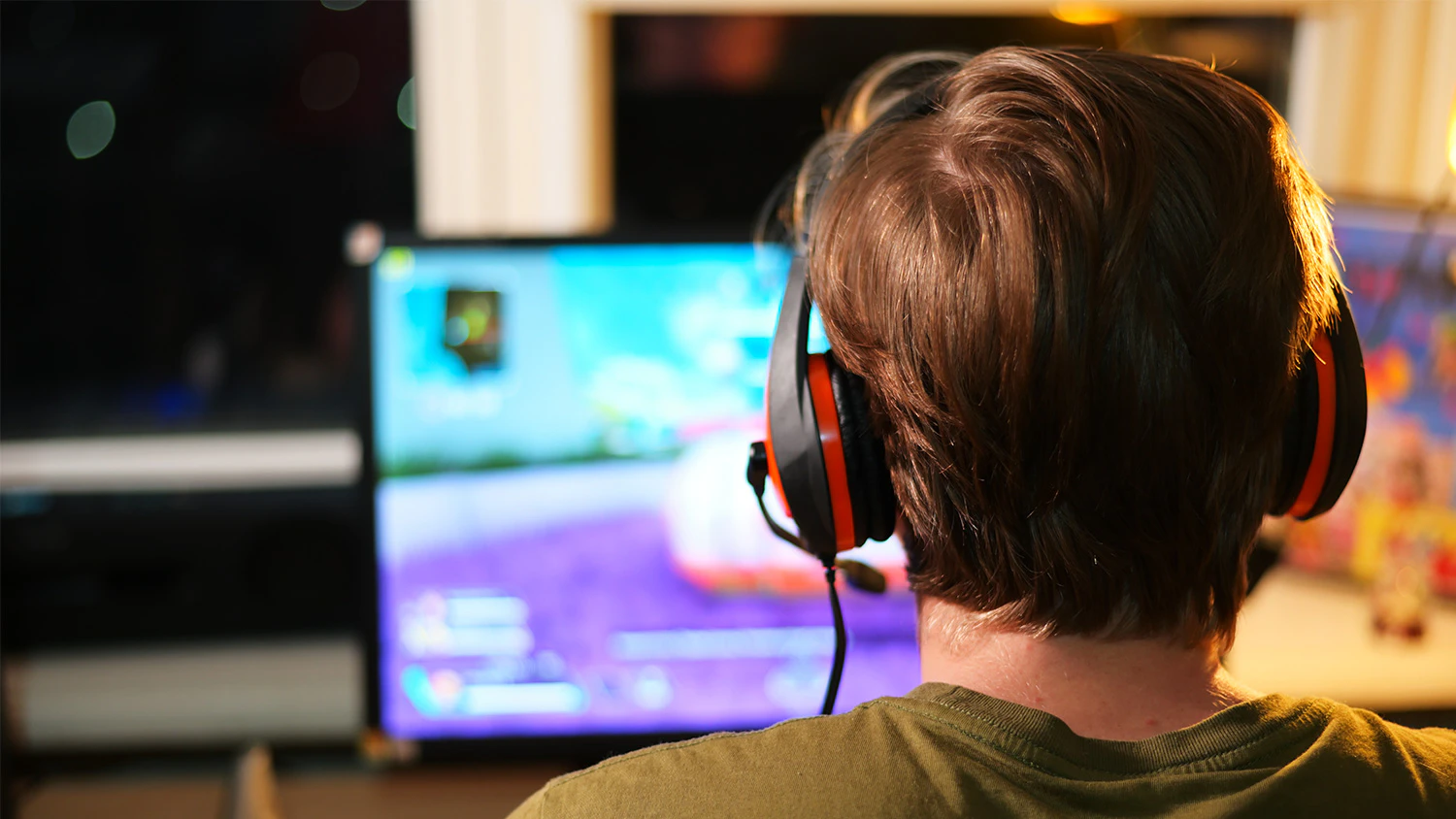 Muž se sluchátky za monitorem