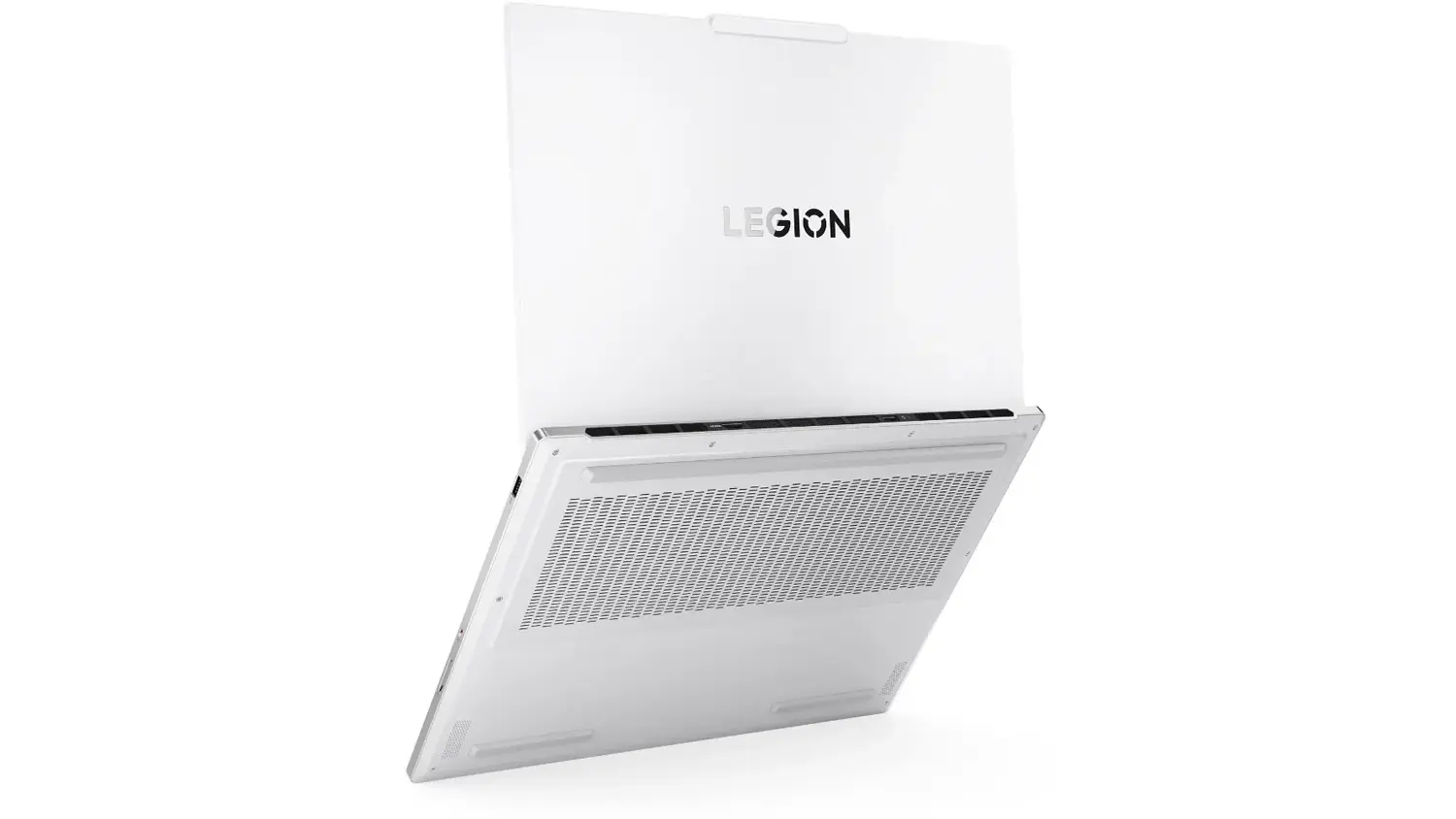 Pohled šikmo zepředu na notebook Lenovo Legion 7 16IAX10