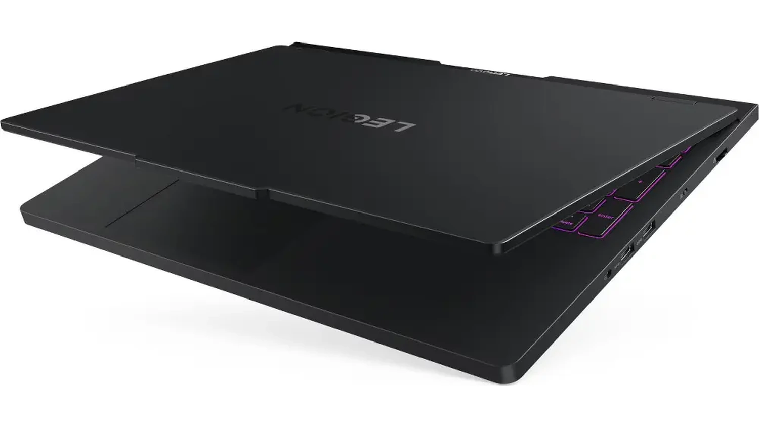 Přivřený notebook Lenovo Legion Pro 5