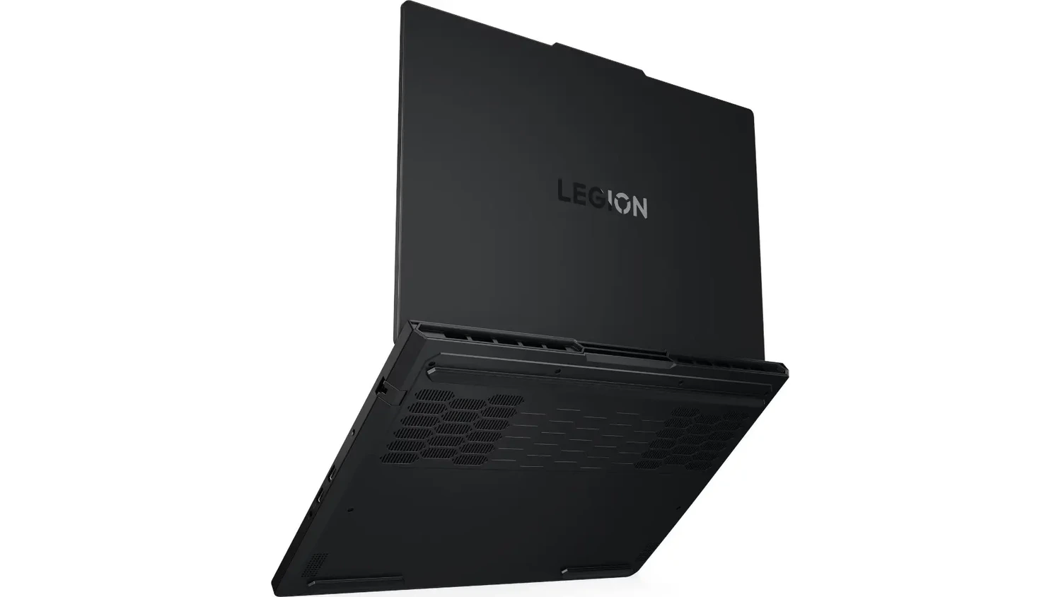 Pohled šikmo zespodu na notebook Lenovo Legion Pro 5