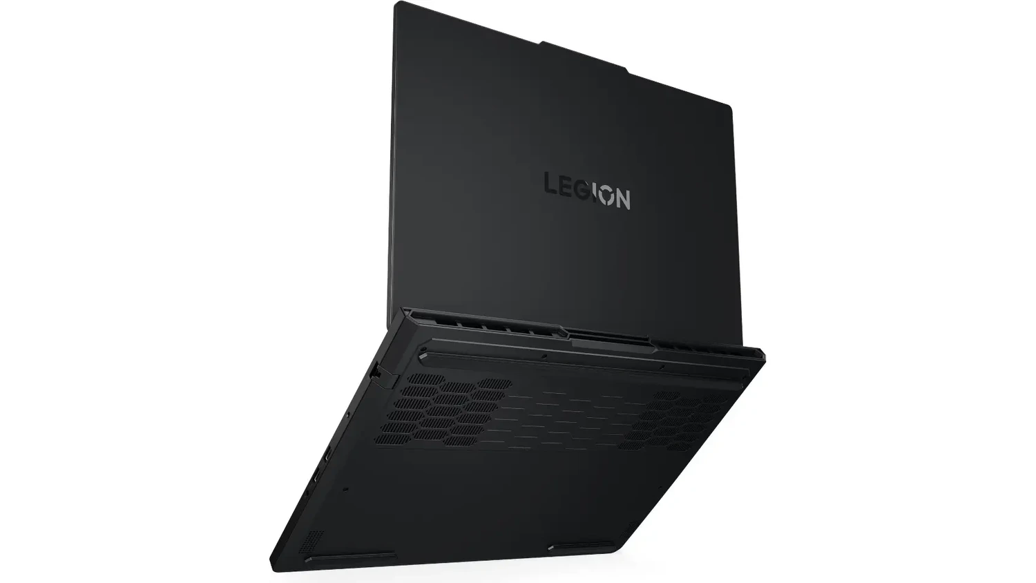 Pohled šikmo zespodu na notebook Lenovo Legion Pro 5