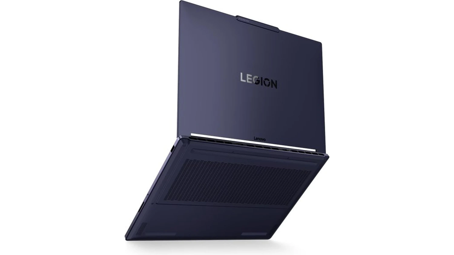 Pohled &scaron;ikmo zespodu na notebook Lenovo Legion 7
