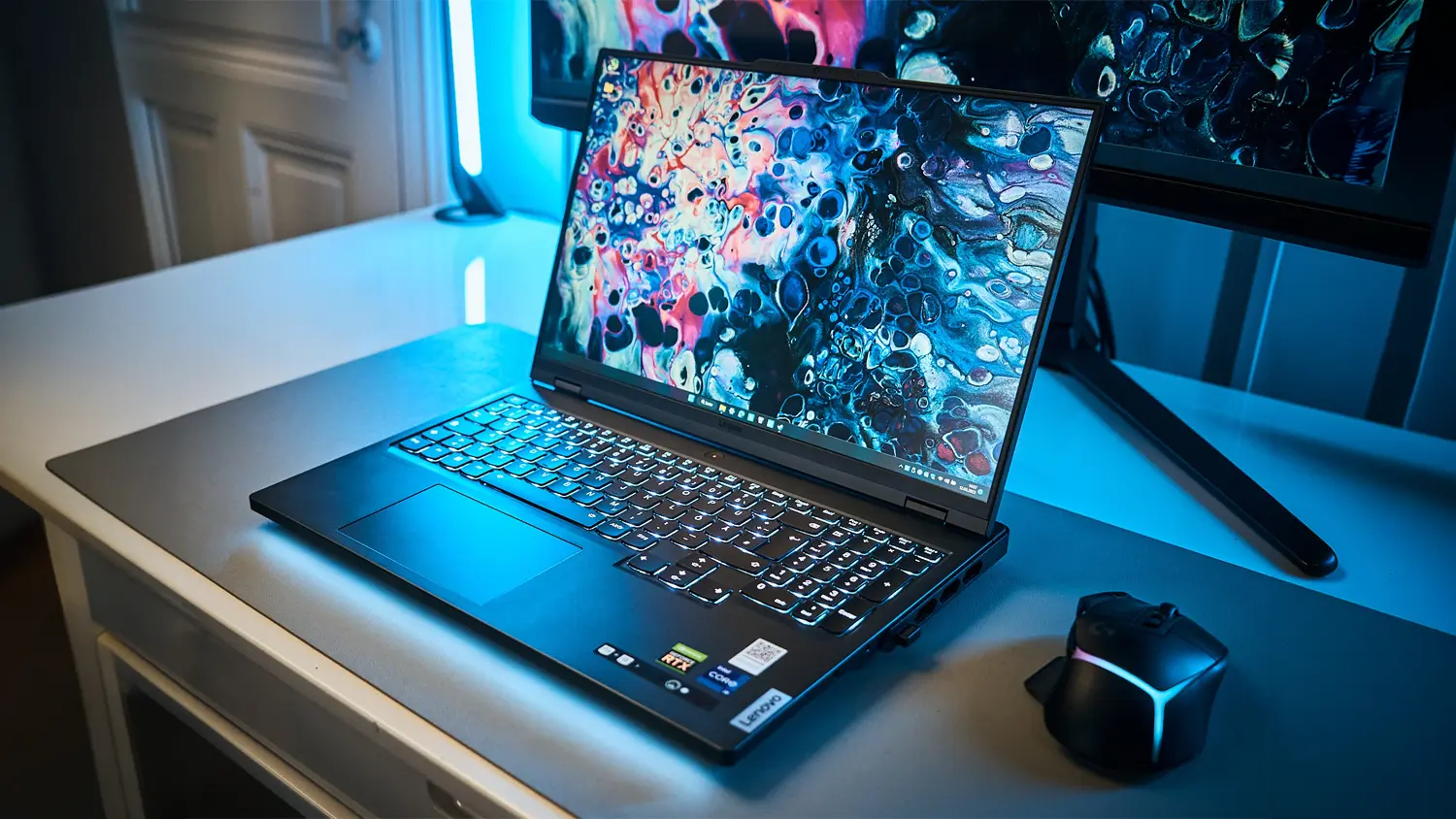 Stůl s monitorem a notebookem Lenovo