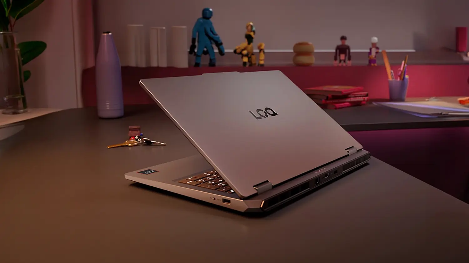 Notebook Lenovo zezadu na psac&iacute;m stole