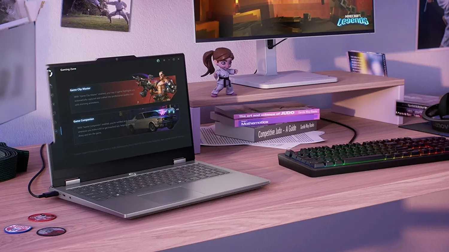 Zapnut&yacute; notebook Lenovo na stole s kl&aacute;vesnic&iacute; a monitorem