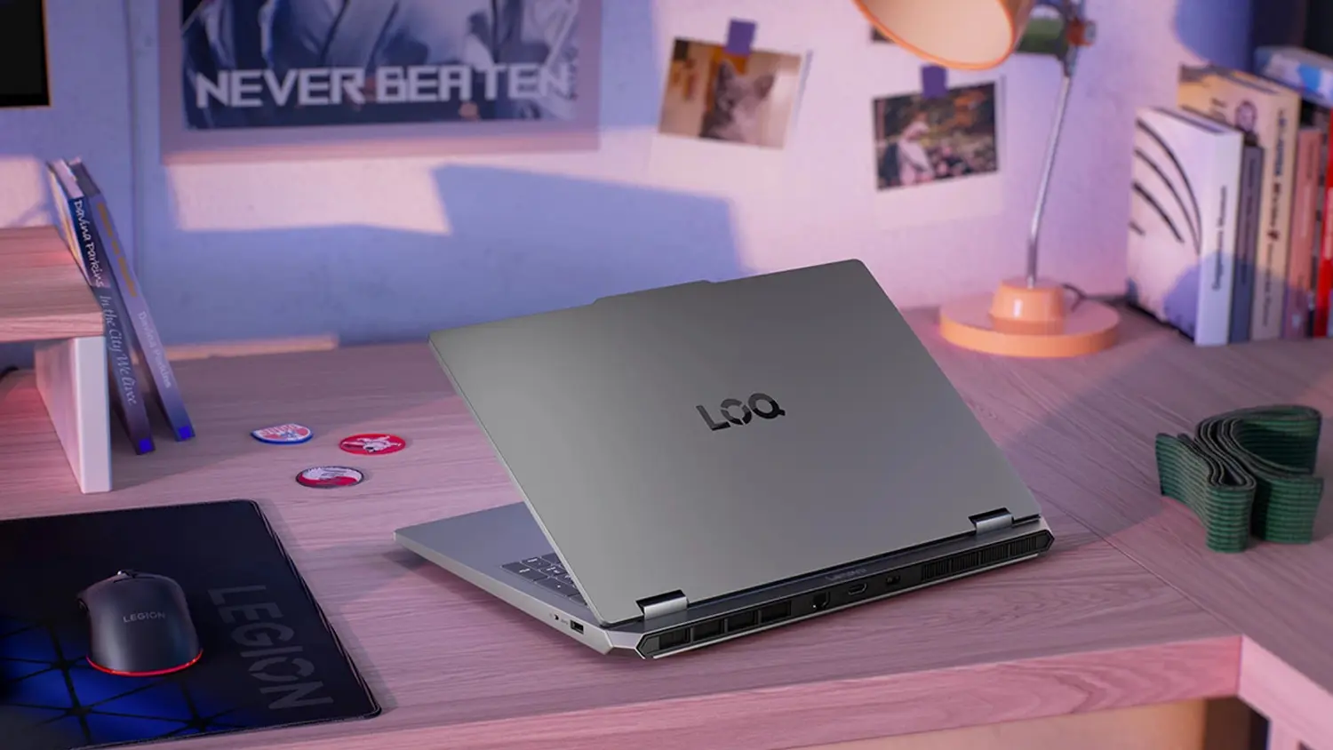 Notebook Lenovo na stole vedle podložky s my&scaron;&iacute;