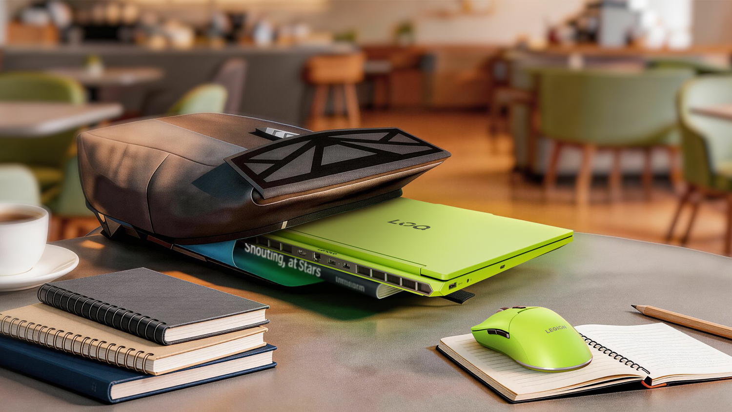Stůl v kav&aacute;rně s batohem a notebookem Lenovo