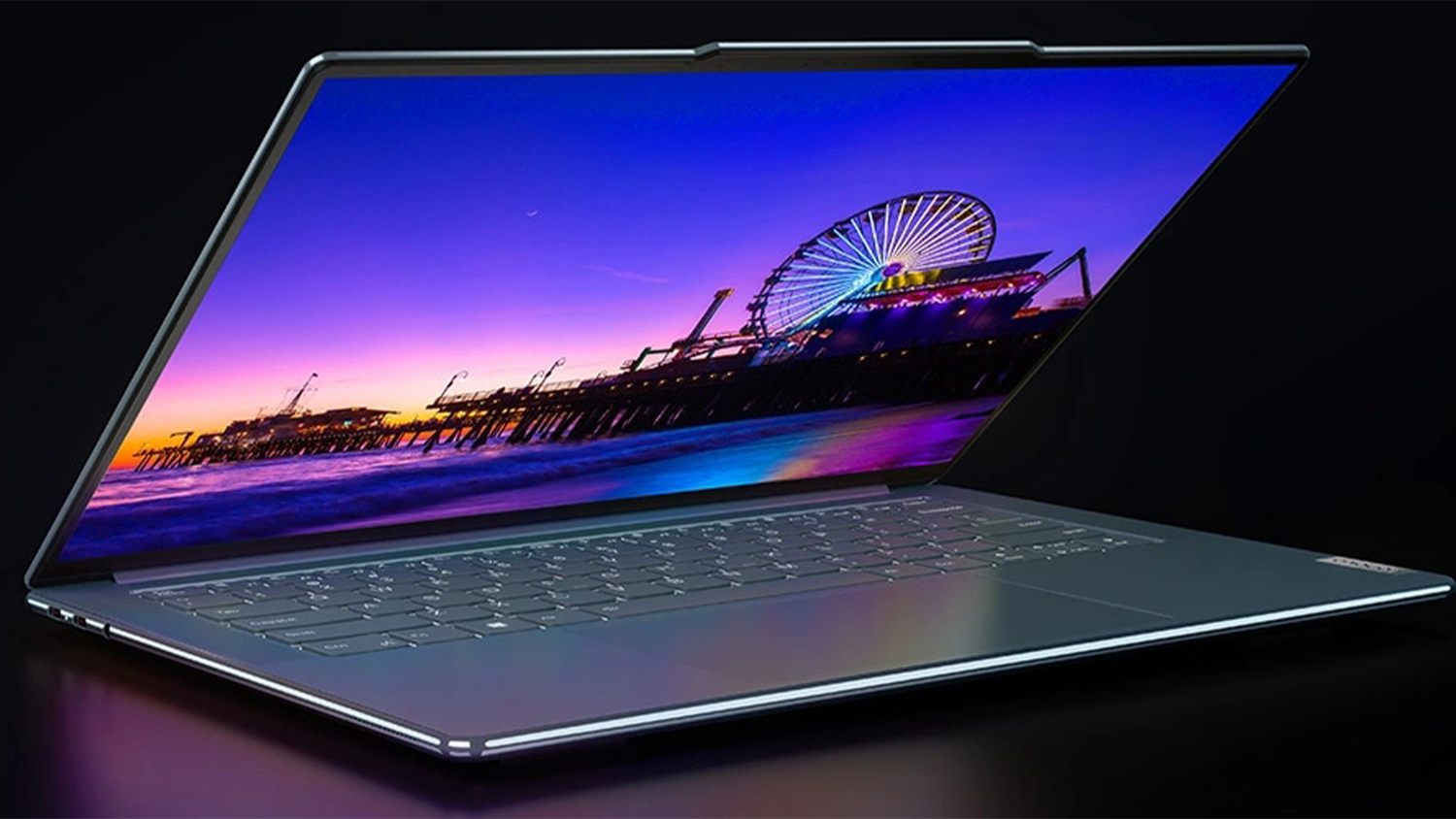 Notebook Lenovo Yoga Slim 7 s obrazem z&aacute;bavn&iacute;ho parku