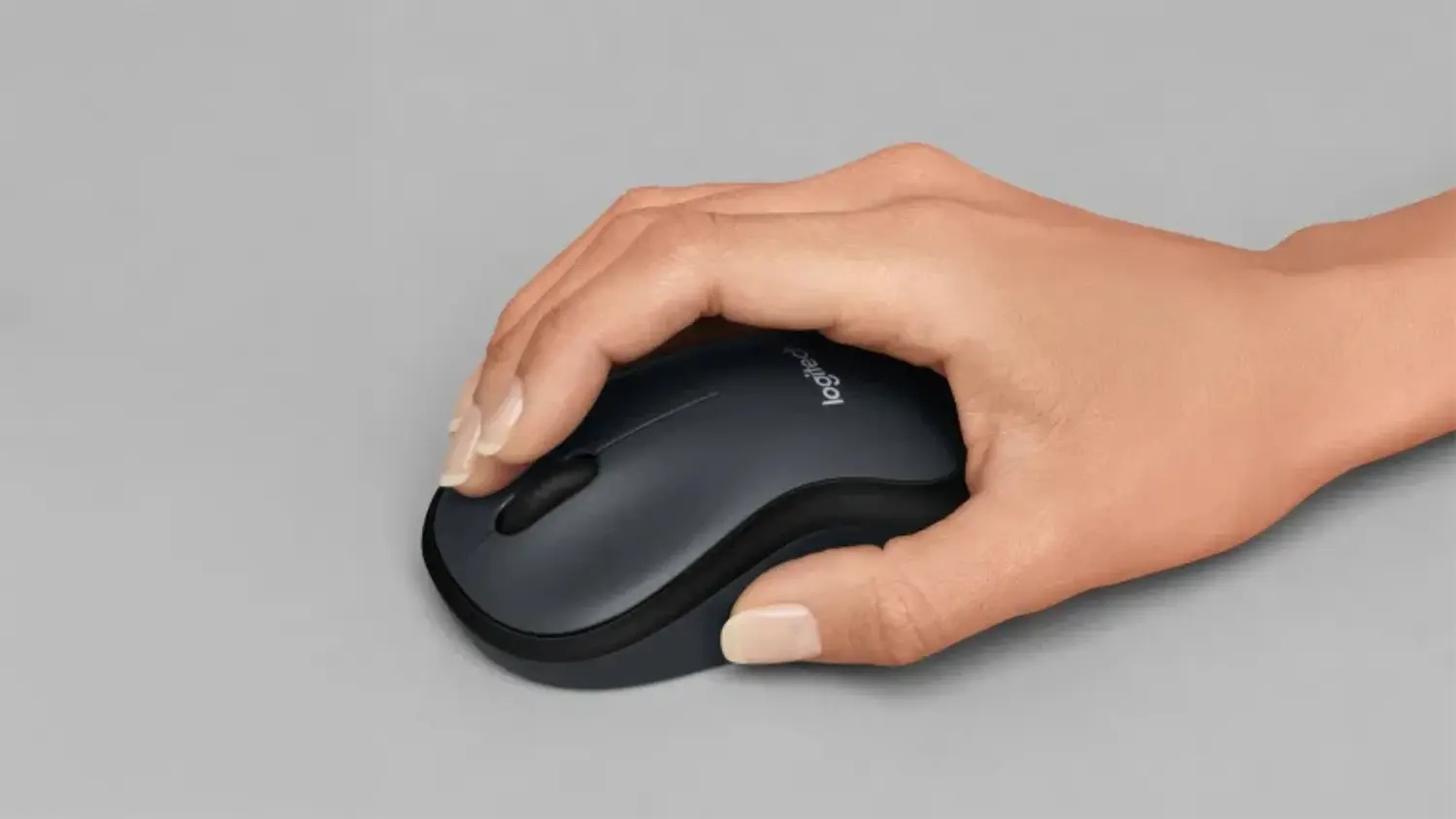 Bezdrátová myš Logitech M220 Silent při použití na různých površích demonstrující přesnost optického senzoru a tichou technologii klikání.