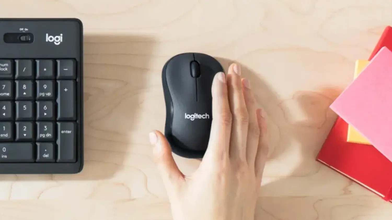 Ovládání bezdrátové myši Logitech M220 Silent s detailem na umístění na stole.