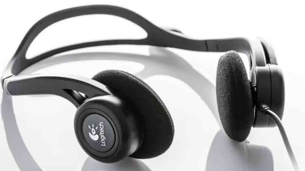 Sluchátka Logitech PC Headset 960 USB položená na stole_02