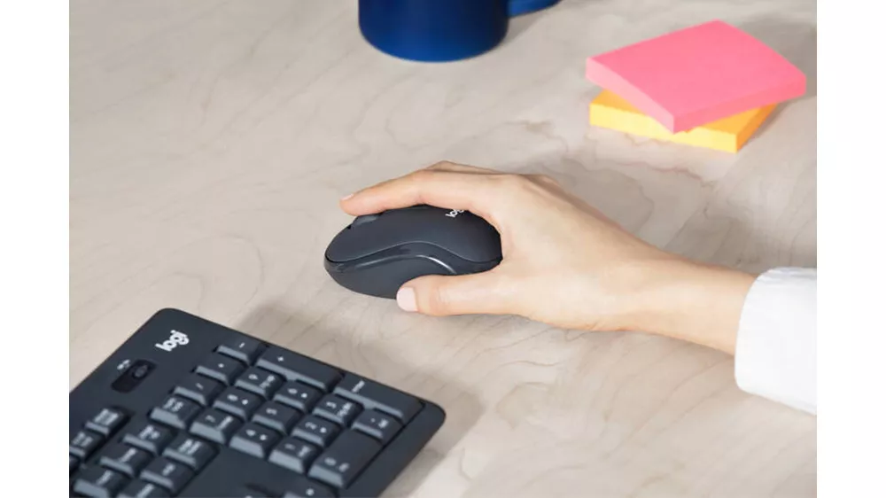 Sada klávesnice s myšou Logitech Silent MK295 demonštrujúca tiché klávesy a tlačidlá myši pri používaní