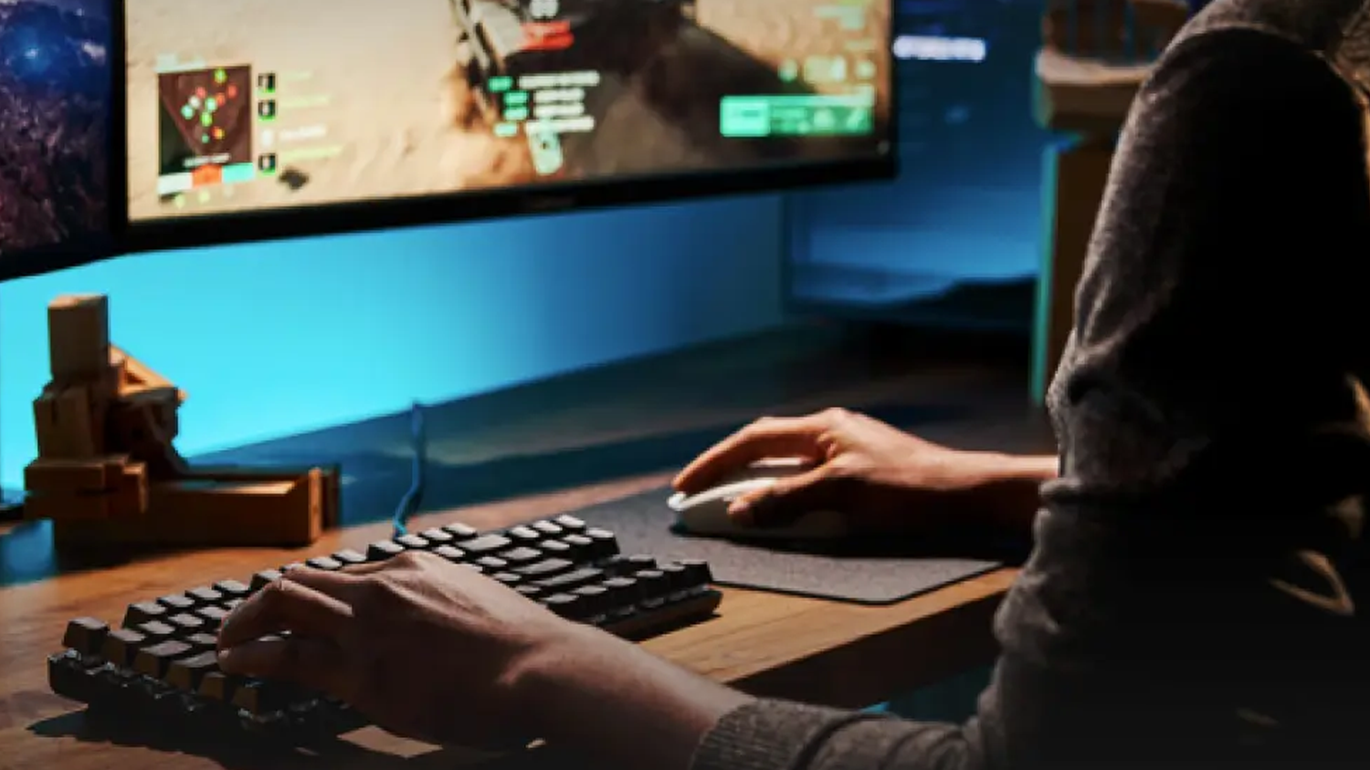 Hern&iacute; kl&aacute;vesnice Logitech G413 SE muž hraj&iacute;c&iacute; na PC