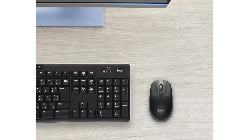 Myš Logitech M190 Full-Size Wireless Mouse demonstrující ergonomické prohlubně pro prsty a bezdrátové použití