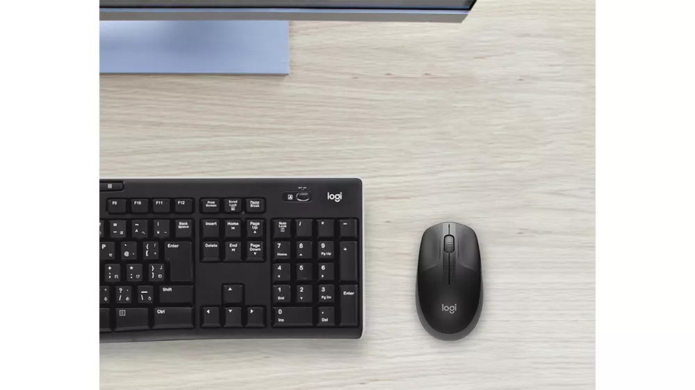 Myš Logitech M190 Full-Size Wireless Mouse demonštrujúca ergonomické priehlbiny pre prsty a bezdrôtové použitie