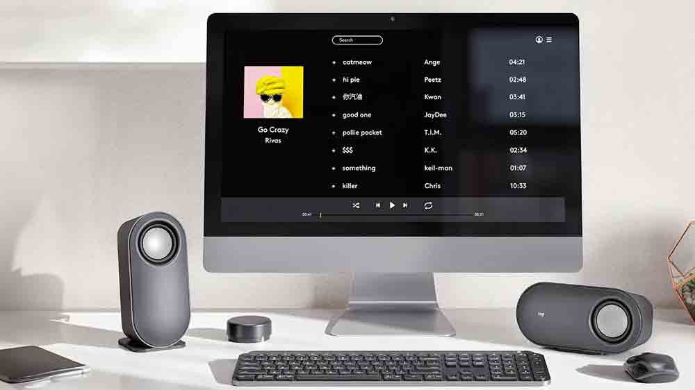 PC reprodoktory Logitech Z407 na pracovním stole vedle počítače_02