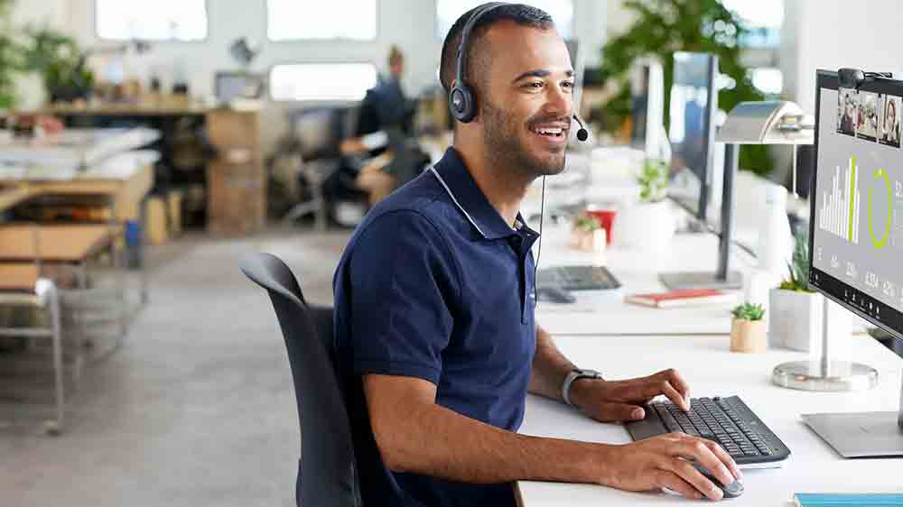 Muž se sluchátky s mikrofonem Logitech H111 v kanceláři_02