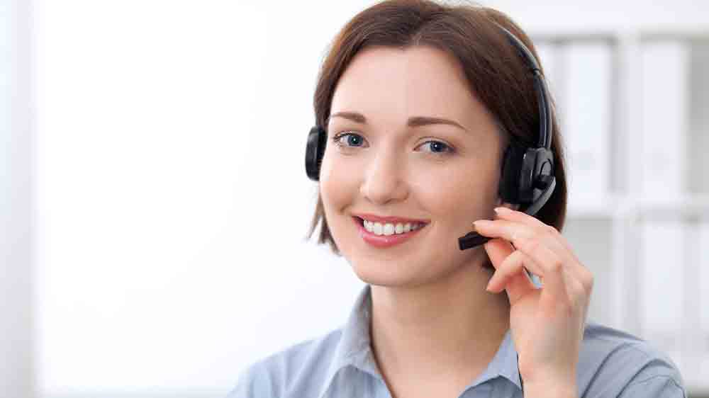 Žena so slúchadlami pracuje_02