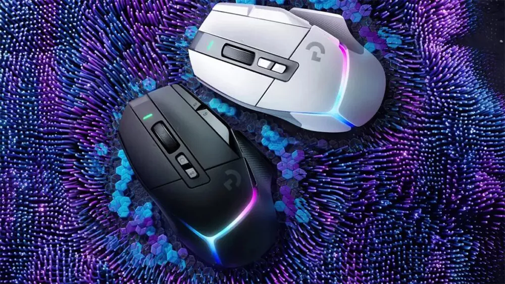 Myš Logitech G502 X PLUS demonštrujúca presnosť snímača HERO 25K a ergonomický tvar pre pohodlné držanie