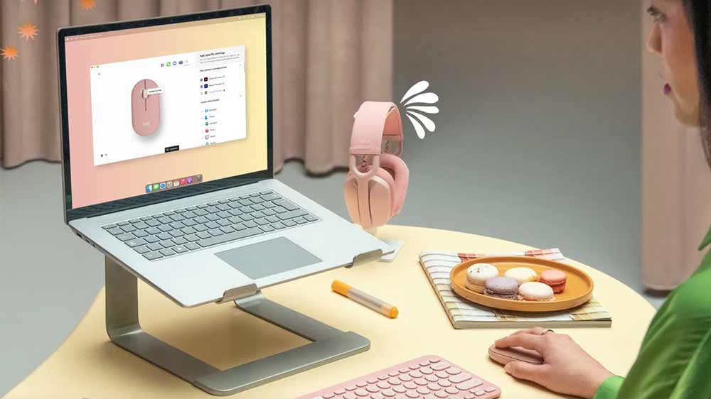 Žena s bezdrátovou myší Logitech Pebble Mouse 2 M350S Rose, klávesnicí a notebookem_02