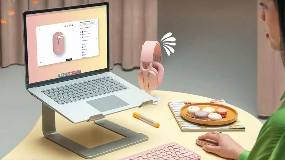 Žena s bezdrátovou myší Logitech Pebble Mouse 2 M350S Rose, klávesnicí a notebookem_02