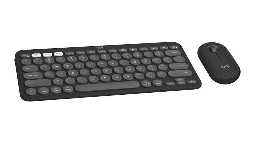 Sada klávesnice s myší Logitech Pebble Keys 2 K380s a Mouse 2 M350s Combo for Mac v praktickém použití na pracovním stole