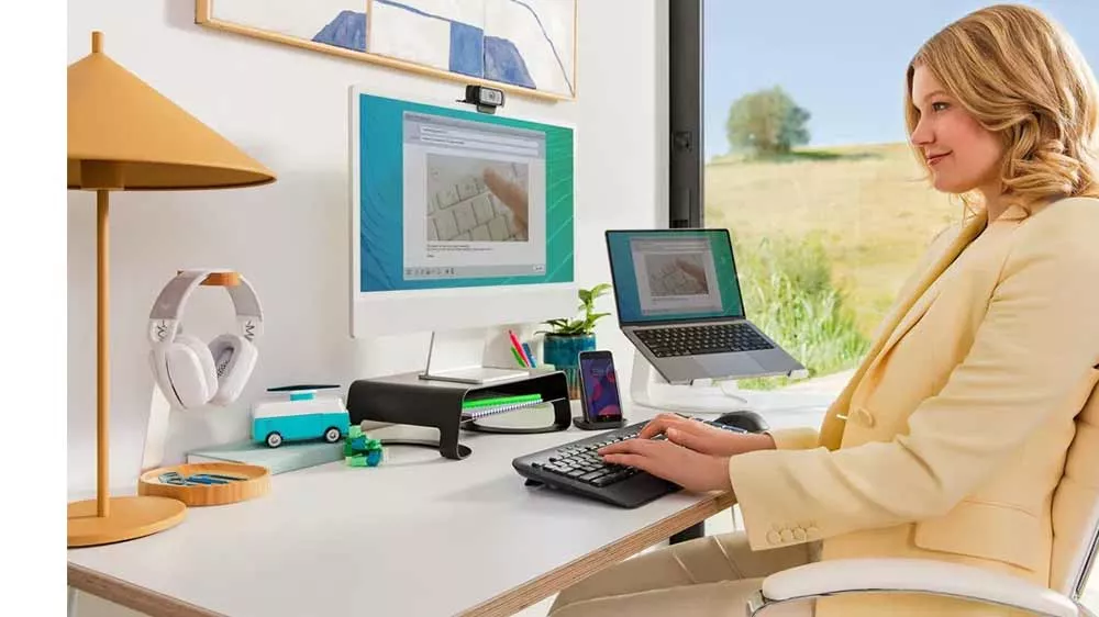 Žena pracuje na klávesnici Logitech Signature K650_02