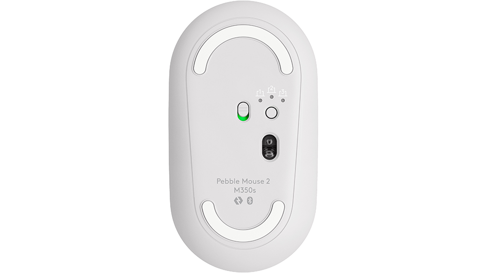 My&scaron; Logitech Pebble Mouse 2 M350s při použ&iacute;v&aacute;n&iacute; na různ&yacute;ch povr&scaron;&iacute;ch demonstruj&iacute;c&iacute; přesnost optick&eacute;ho senzoru