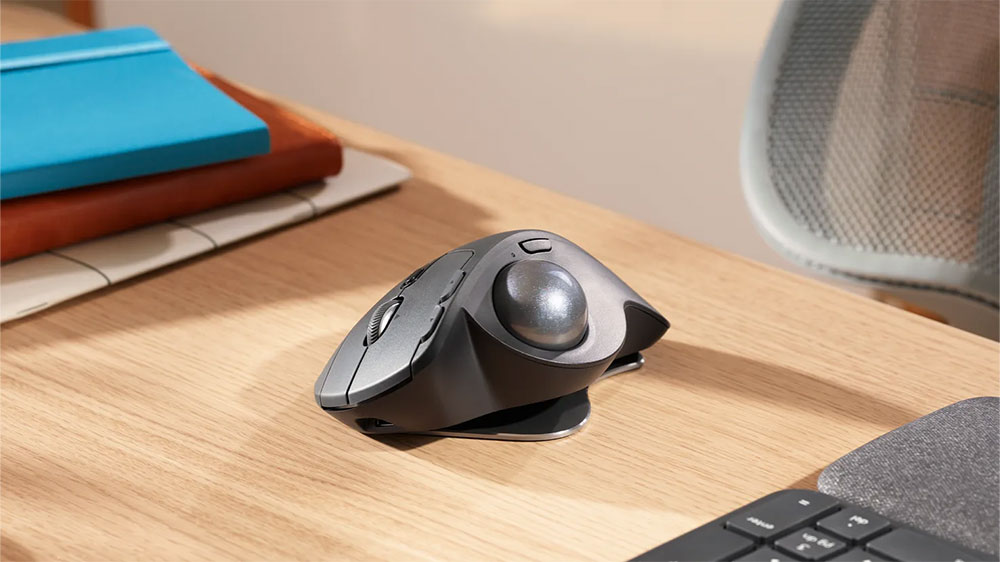 Myš LOGITECH MX ErgoS detail myši na stole_02