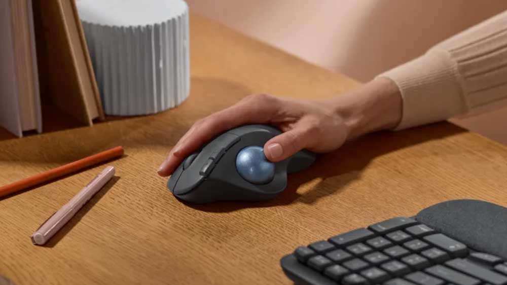 Myš Logitech Ergo M575S na pracovním stole_02