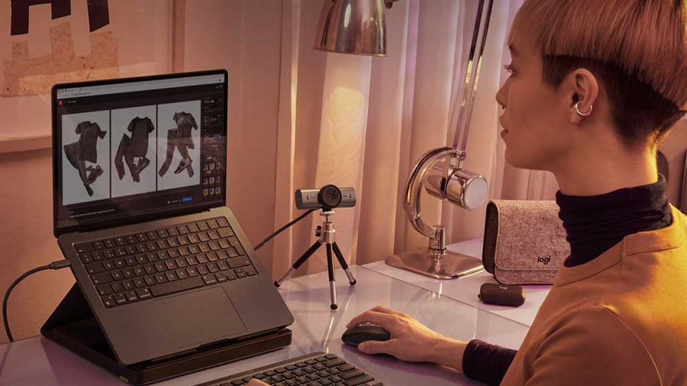 Myš Logitech MX Anywhere 3S for Mac žena pracující na počítači Apple_03