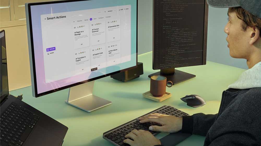 Muž si přizpůsobuje Smart Actions na bezdrátové klávesnici Logitech MX Keys S for Mac_03