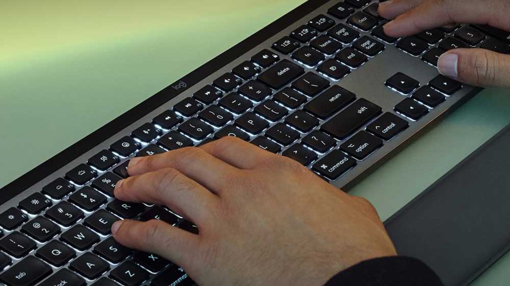 Ruce píšící na bezdrátové klávesnici Logitech MX Keys S for Mac_02