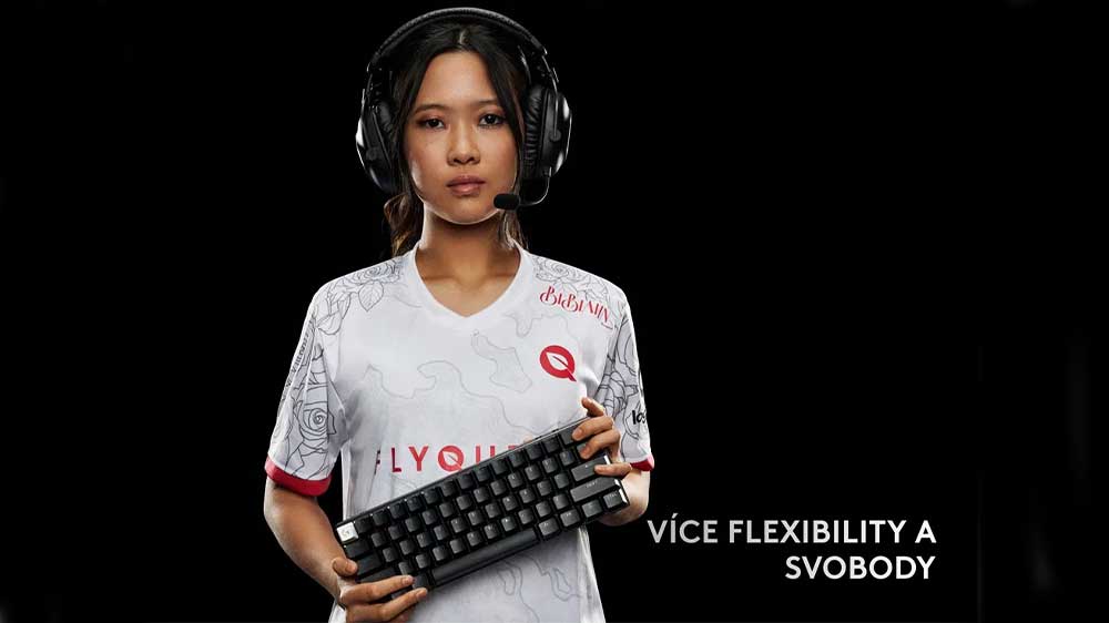 Herní klávesnice Logitech G PRO X 60 hráčka drží klávesnici v rukou_02