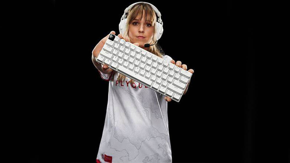 Herní klávesnice Logitech G PRO X 60 hráčka drží klávesnici v rukou_02