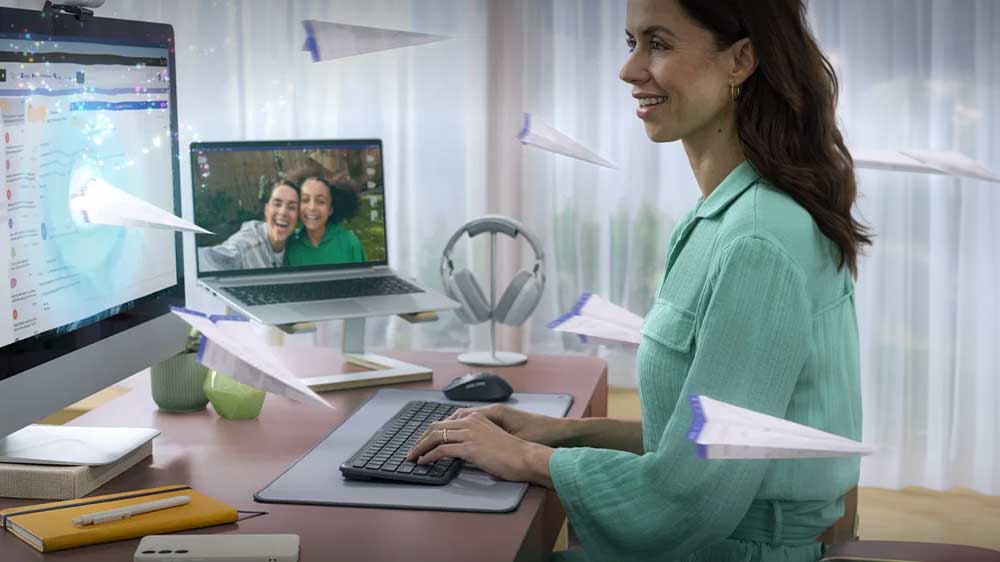 Bezdr&aacute;tov&aacute; kl&aacute;vesnice Logitech Signature Slim Wireless Keyboard uživatelka v kancel&aacute;ři_02
