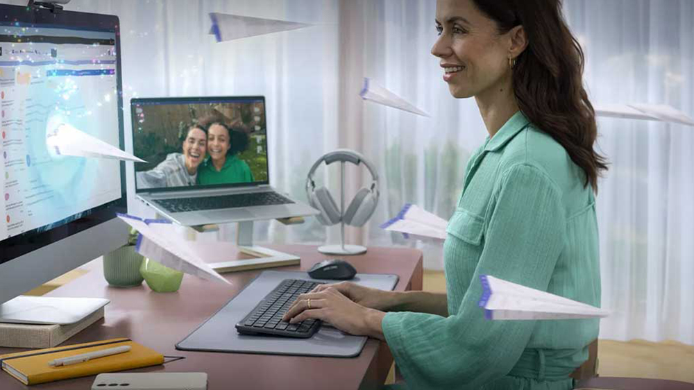 Bezdrátová klávesnice Logitech Signature Slim Wireless Keyboard uživatelka v kanceláři_02