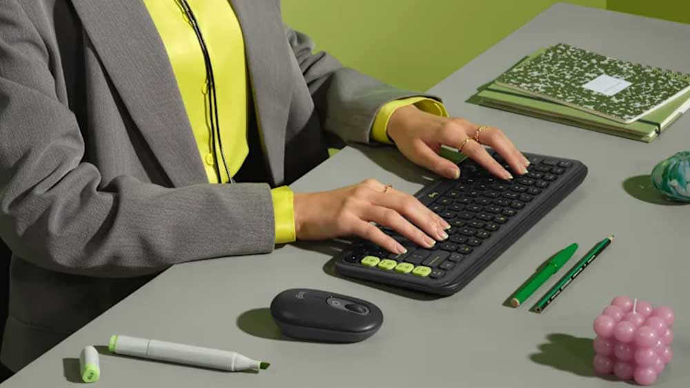 Žena pracující pomocí klávesnice a myši Logitech Pop Icon Combo_02