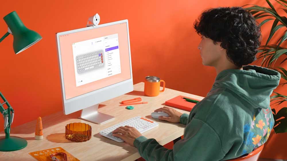 Muž přizpůsobující si na počítači klávesy u klávesnice ze sady Logitech Pop Icon Combo_02