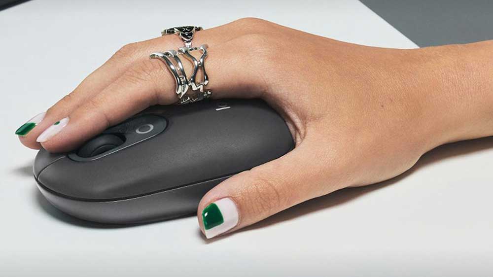 Ruka ukazující bezdrátovou myš Logitech POP with emoji_02