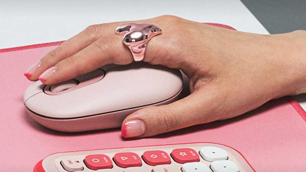 Ruka ukazující bezdrátovou myš Logitech POP with emoji_02