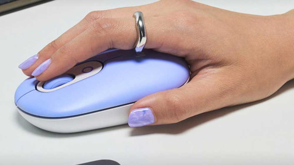 Ruka ukazující bezdrátovou myš Logitech POP with emoji_02