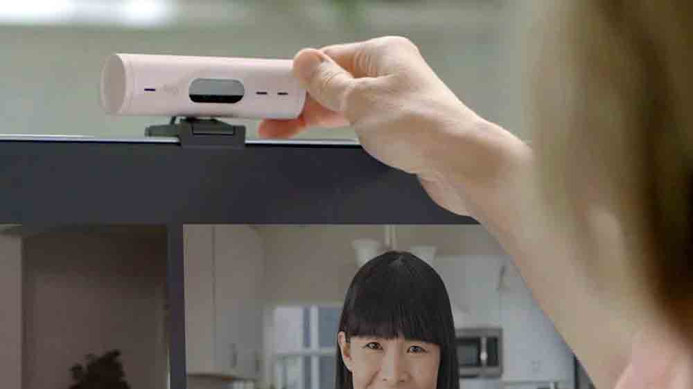 Webkamera Logitech Brio 500 na monitoru při videohovoru_02