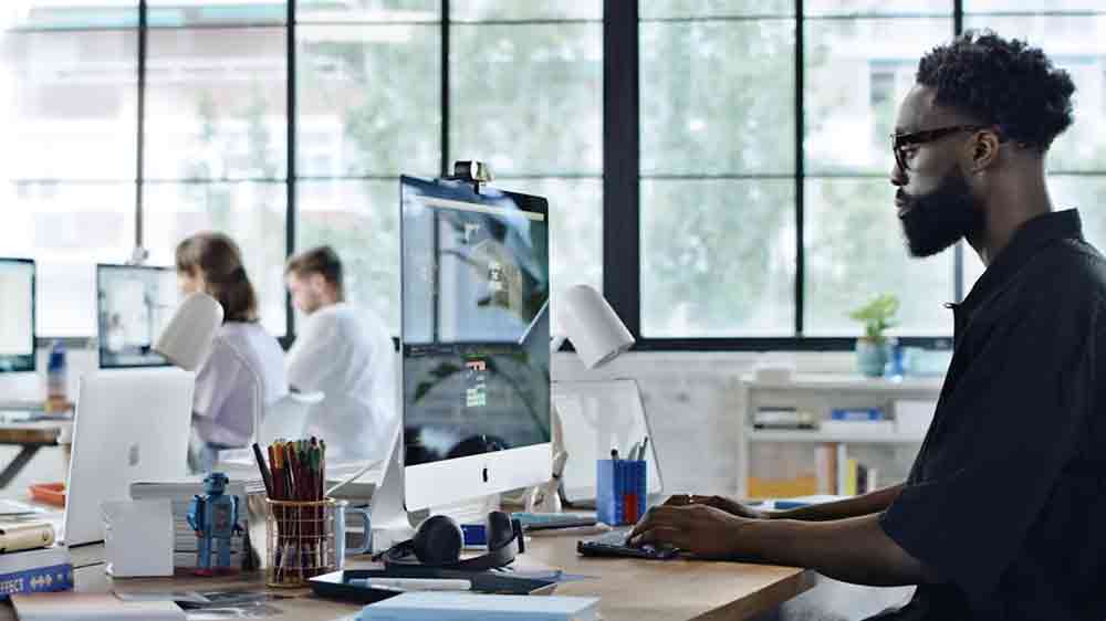 Muž pracuje na bezdrátové klávesnici Logitech MX Keys Mini_02